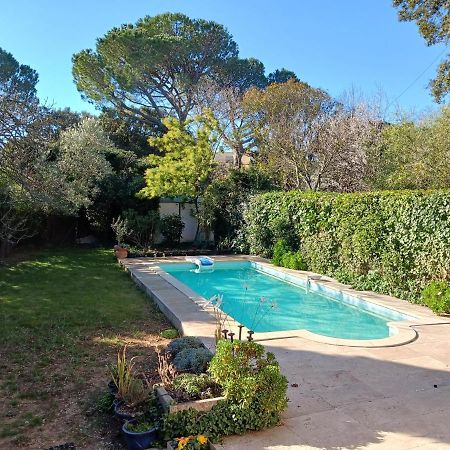 Studio Charmant Et Calme Villeneuve Les Avignon Entree Et Cour Independantes Climatisation Piscine Parking Luaran gambar