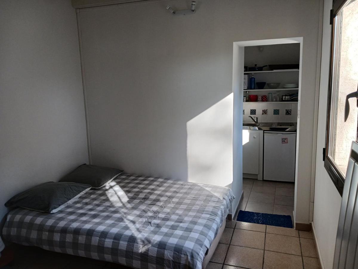 Studio Charmant Et Calme Villeneuve Les Avignon Entree Et Cour Independantes Climatisation Piscine Parking Luaran gambar