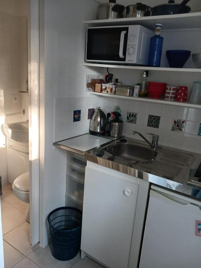 Studio Charmant Et Calme Villeneuve Les Avignon Entree Et Cour Independantes Climatisation Piscine Parking Luaran gambar
