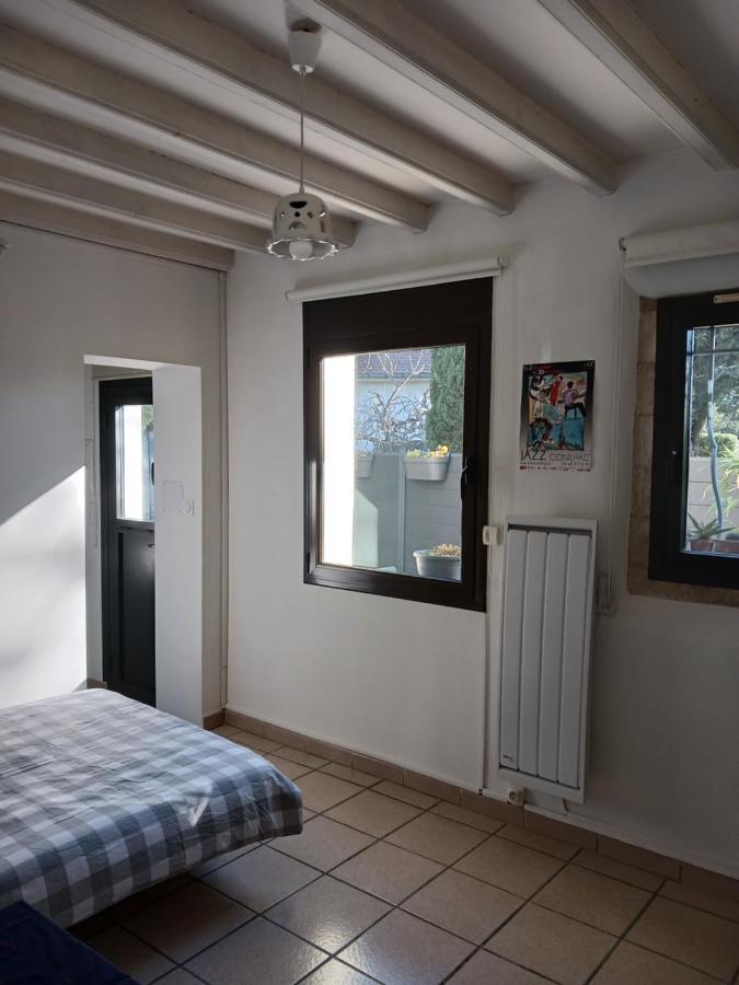 Studio Charmant Et Calme Villeneuve Les Avignon Entree Et Cour Independantes Climatisation Piscine Parking Luaran gambar
