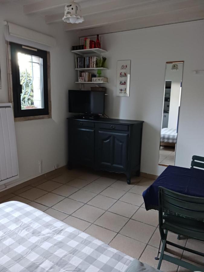 Studio Charmant Et Calme Villeneuve Les Avignon Entree Et Cour Independantes Climatisation Piscine Parking Luaran gambar