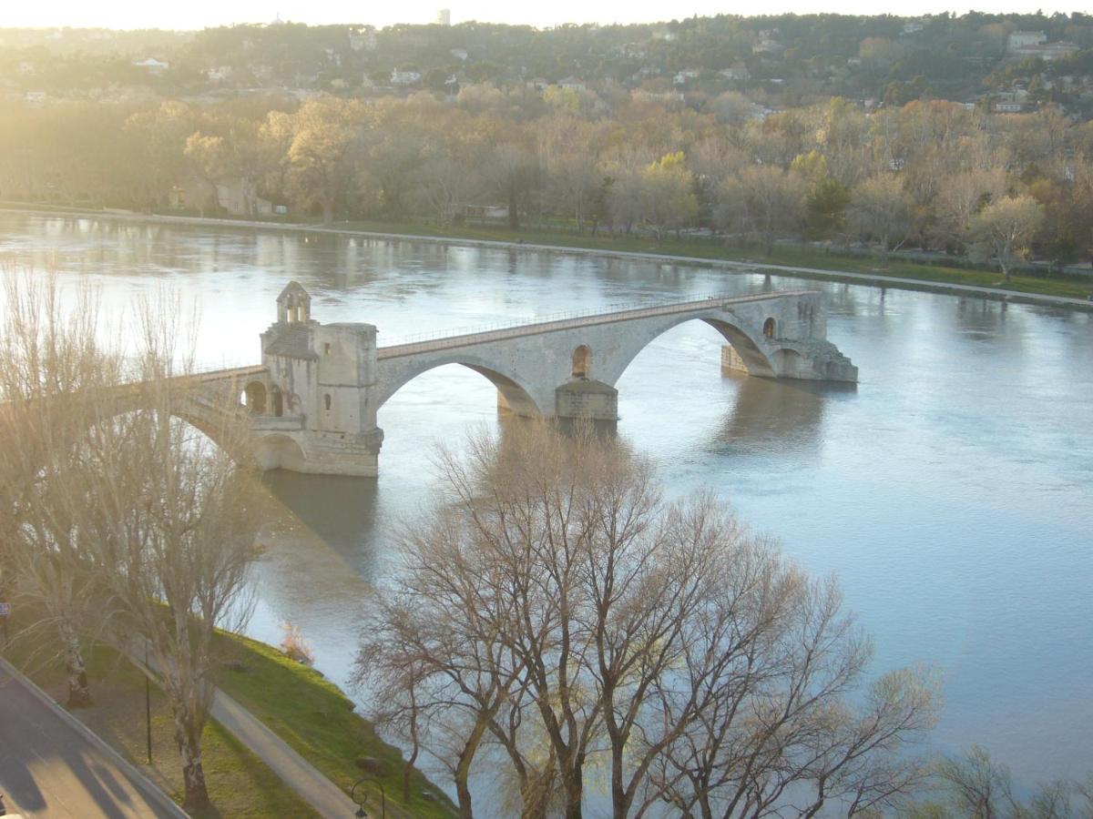 Studio Charmant Et Calme Villeneuve Les Avignon Entree Et Cour Independantes Climatisation Piscine Parking Luaran gambar