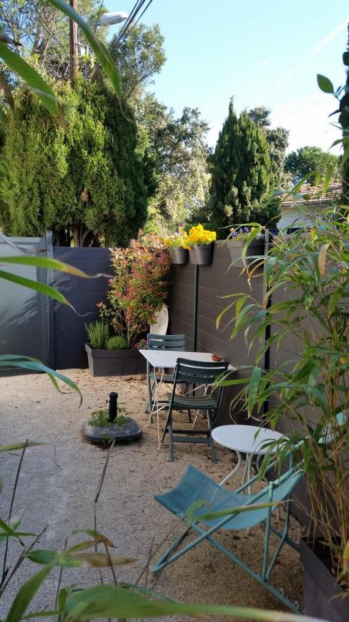 Studio Charmant Et Calme Villeneuve Les Avignon Entree Et Cour Independantes Climatisation Piscine Parking Luaran gambar