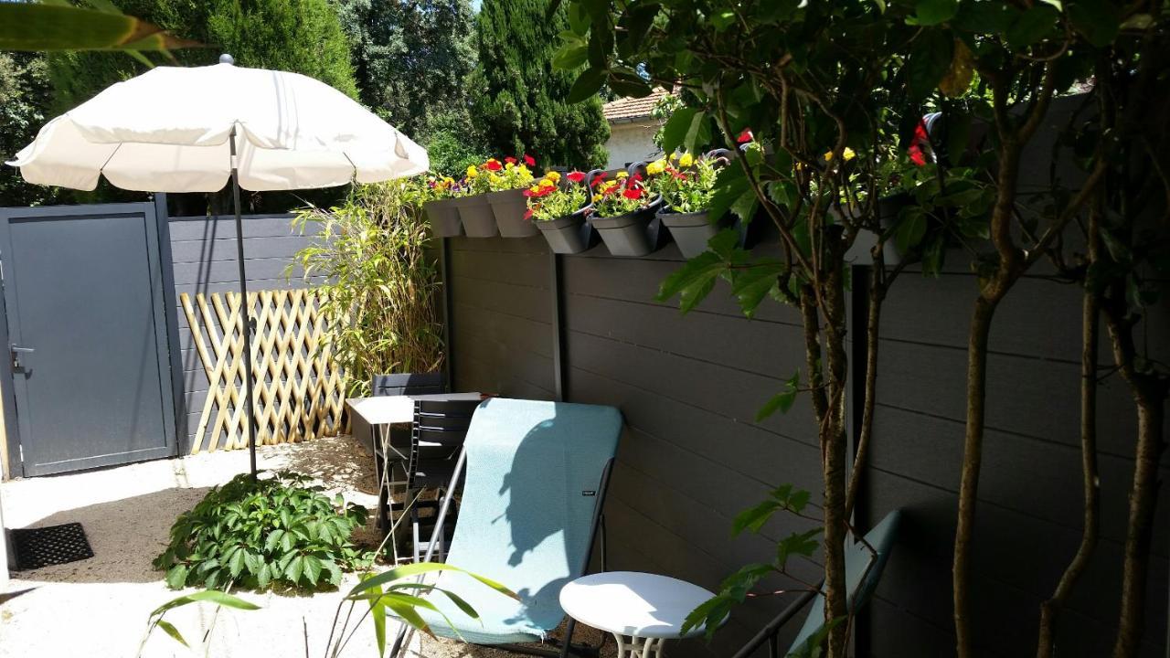 Studio Charmant Et Calme Villeneuve Les Avignon Entree Et Cour Independantes Climatisation Piscine Parking Luaran gambar