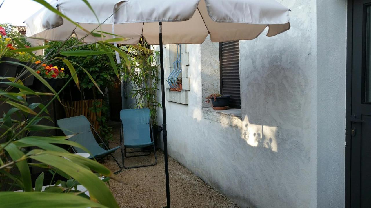 Studio Charmant Et Calme Villeneuve Les Avignon Entree Et Cour Independantes Climatisation Piscine Parking Luaran gambar
