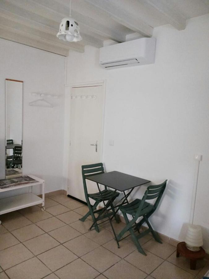 Studio Charmant Et Calme Villeneuve Les Avignon Entree Et Cour Independantes Climatisation Piscine Parking Luaran gambar